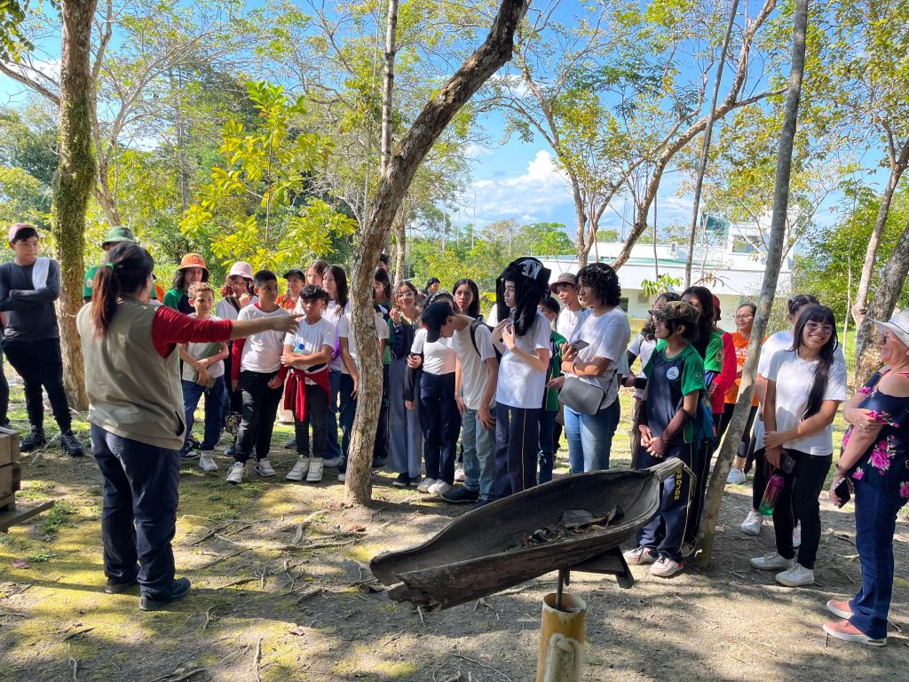 Prefeitura de Manaus realiza ação de preservação ambiental com alunos da zona Leste