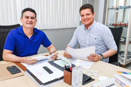 Prefeito David Almeida sanciona lei que garante passe livre a mais de 212 mil estudantes da rede municipal