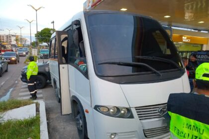 Prefeitura de Manaus apreende ônibus clandestinos durante operação ‘Transporte Legal’
