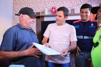 Prefeito em exercício Renato Junior entrega casas reformadas pelo programa ‘Casa Manauara’, na zona Sul da capital