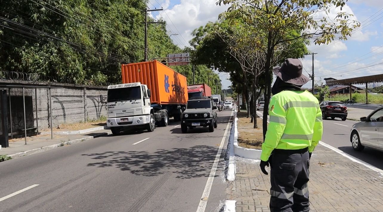 Fiscalização do tráfego de caminhões fora da faixa regulamentada