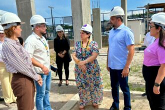 Yomara Lins participa de vistoria nas obras da Casa da Mulher Brasileira ao lado da ministra Márcia Lopes e do governador do Amazonas