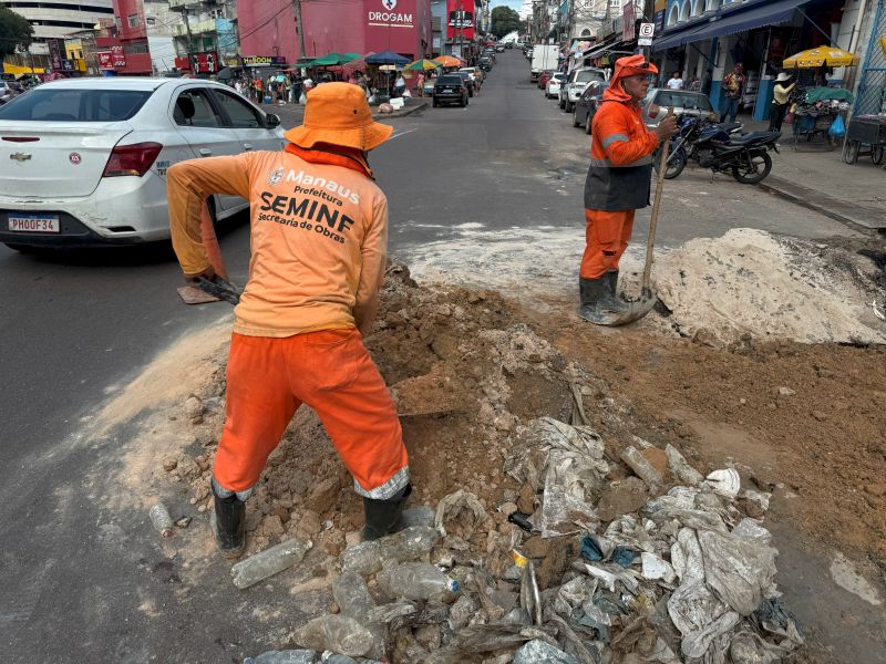 Prefeitura de Manaus realiza desobstrução de rede de drenagem profunda e combate alagamentos na avenida Floriano Peixoto Prefeitura de Manaus realiza desobstrução de rede de drenagem profunda e combate alagamentos na avenida Floriano Peixoto