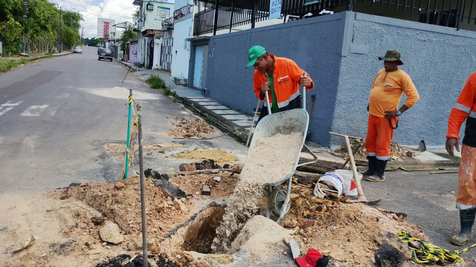 Prefeitura recupera rede de drenagem na rua Tiradentes