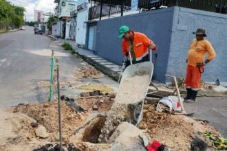 Prefeitura recupera rede de drenagem na rua Tiradentes