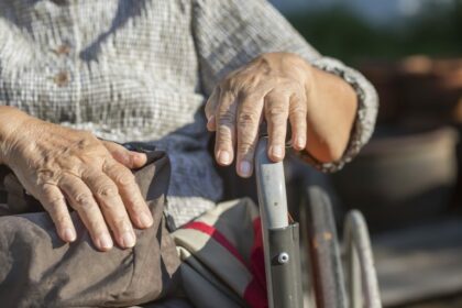 Entra em vigor lei que aumenta as penas para abandono de idoso ou pessoa com deficiência