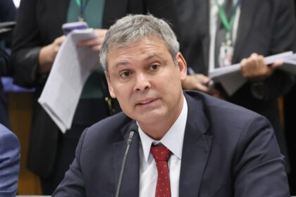 Líder do PT pede suspensão preventiva do mandato de Eduardo Bolsonaro