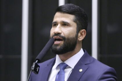 Comissão aprova criminalização da posse de celular por detento