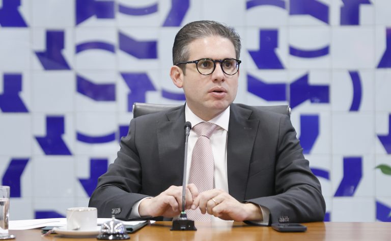 Motta busca solução para as contas públicas sem aumento de IOF