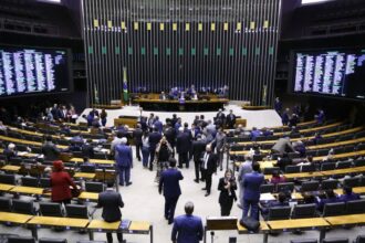 Deputados criticam anúncio dos EUA de tarifa de 50% para as exportações brasileiras