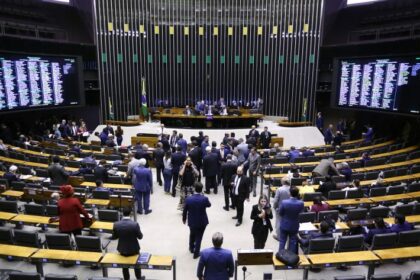 Deputados criticam anúncio dos EUA de tarifa de 50% para as exportações brasileiras
