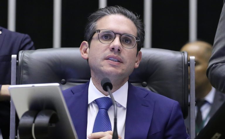 Motta: não cabe à Câmara deliberar sobre a prisão de Zambelli, apenas sobre a perda de mandato