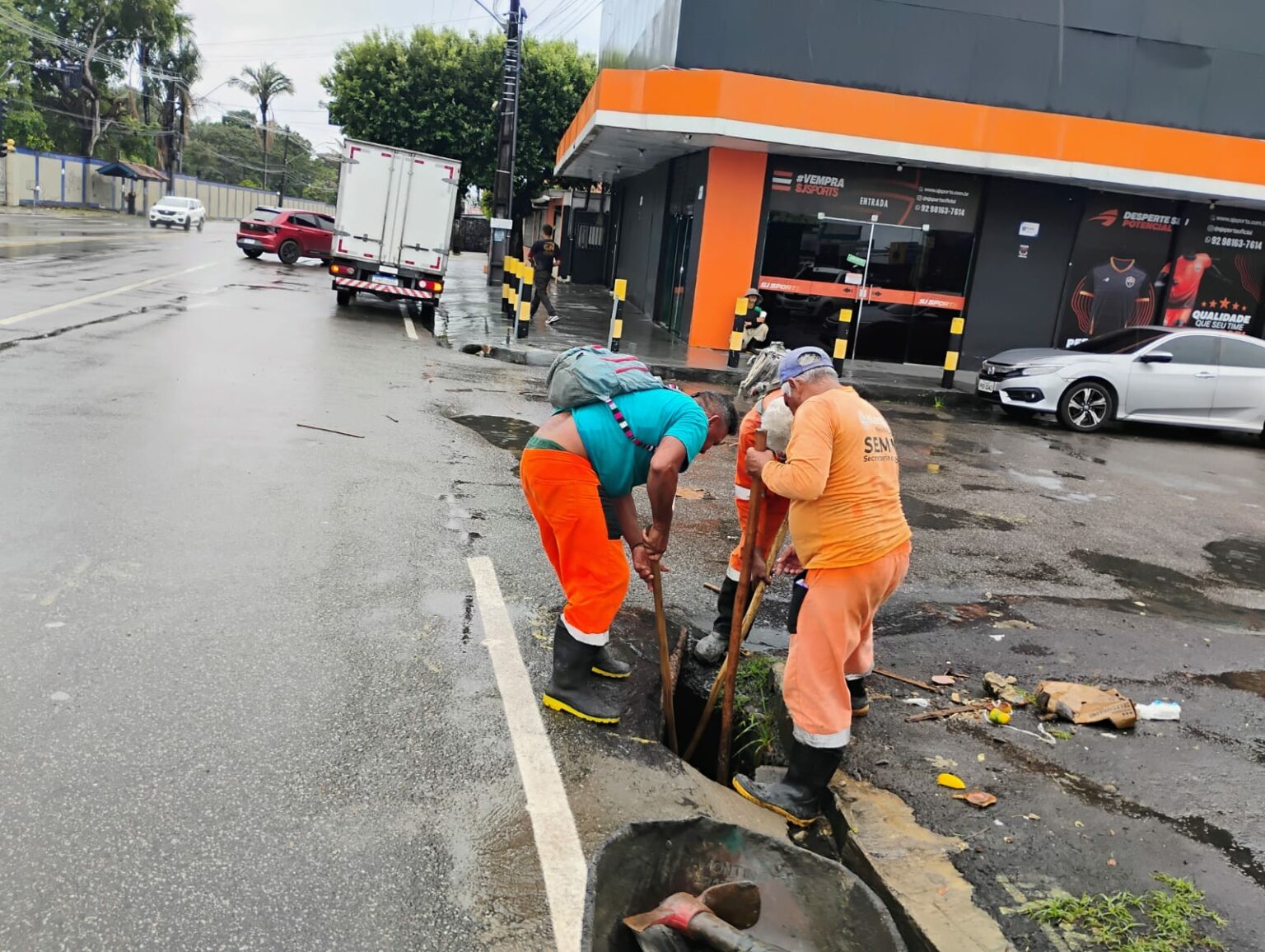 PMM realiza limpeza de caixa coletora na avenida Constantinopla