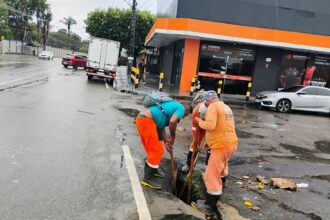 PMM realiza limpeza de caixa coletora na avenida Constantinopla