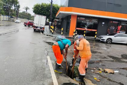PMM realiza limpeza de caixa coletora na avenida Constantinopla