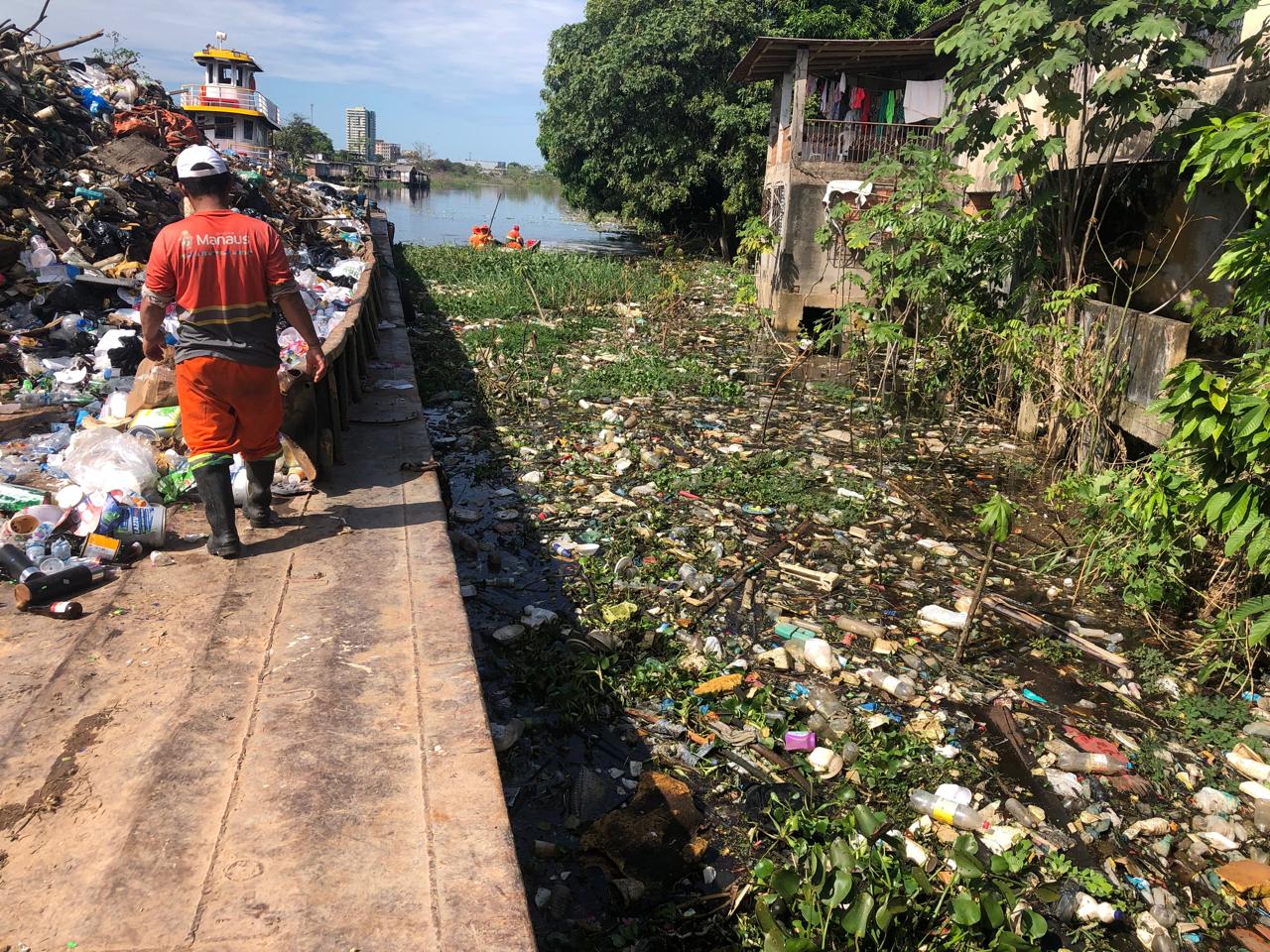 Prefeitura intensifica limpeza na orla da Glória