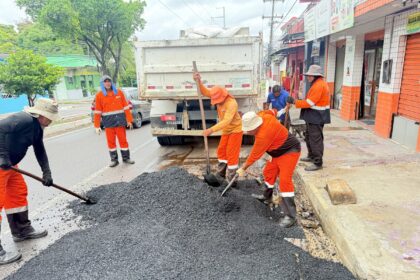 PMM realiza manutenção asfáltica na avenida Silves