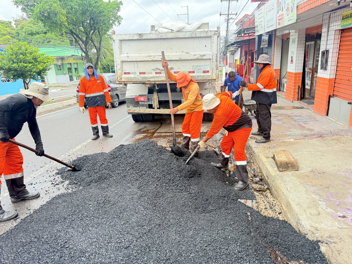 PMM realiza manutenção asfáltica na avenida Silves