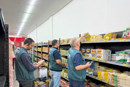 Procon Manaus e Visa Manaus realizam operação conjunta em supermercados para garantir segurança alimentar e proteção ao consumidor