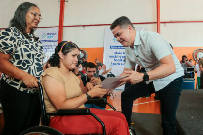 Prefeito David Almeida consolida maior programa de regularização fundiária da história de Manaus e entrega 300 títulos definitivos na Cidade do Leste