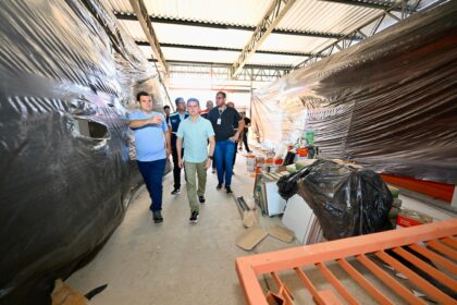 Prefeito vistoria construção da nova praça de alimentação da feira da Manaus Moderna