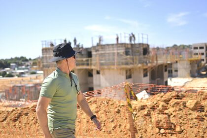 Prefeito fiscaliza construção de conjunto habitacional no Turismo