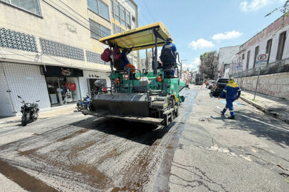 Prefeitura de Manaus entrega asfalto novo na rua Costa Azevedo em ação do ‘Mutirão no Bairro’
