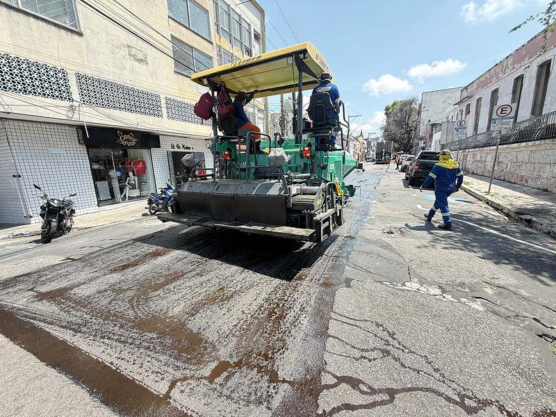 Prefeitura de Manaus entrega asfalto novo na rua Costa Azevedo em ação do ‘Mutirão no Bairro’