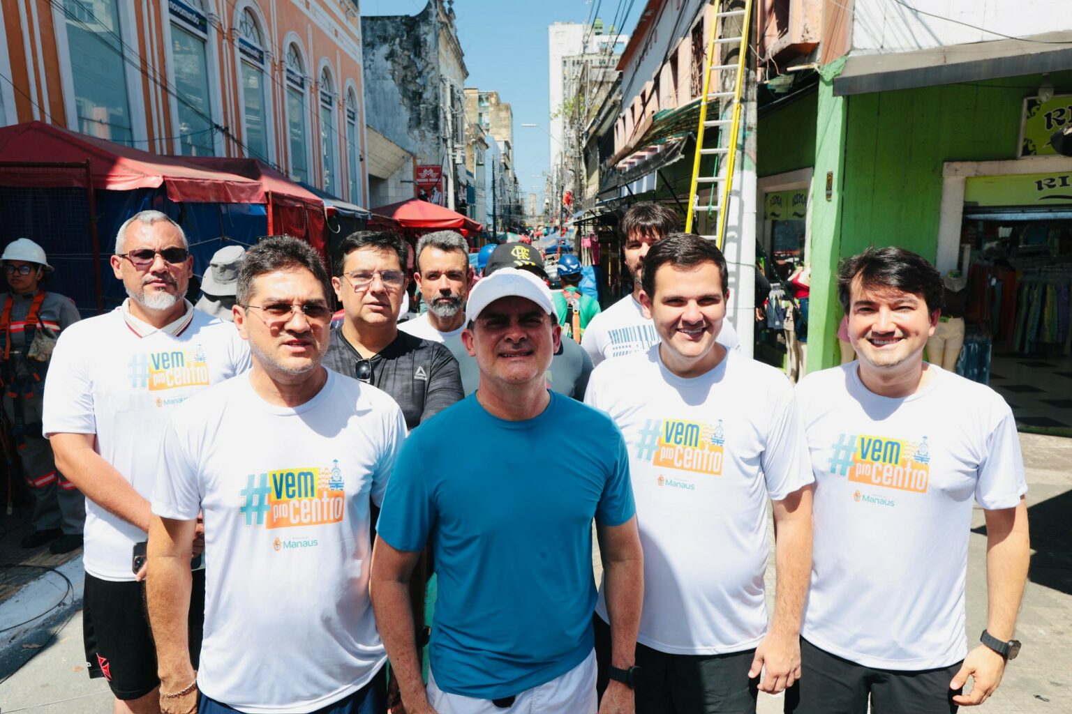 Prefeito vistoria ação de despoluição visual no Centro