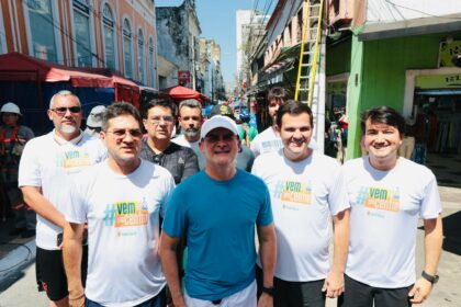 Prefeito vistoria ação de despoluição visual no Centro