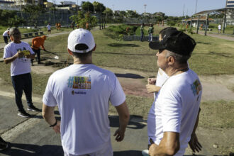 Prefeito lidera mutirão no parque Desembargador Paulo Jacob