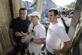 Prefeito visita área atingida por incêndio no Morro da Liberdade