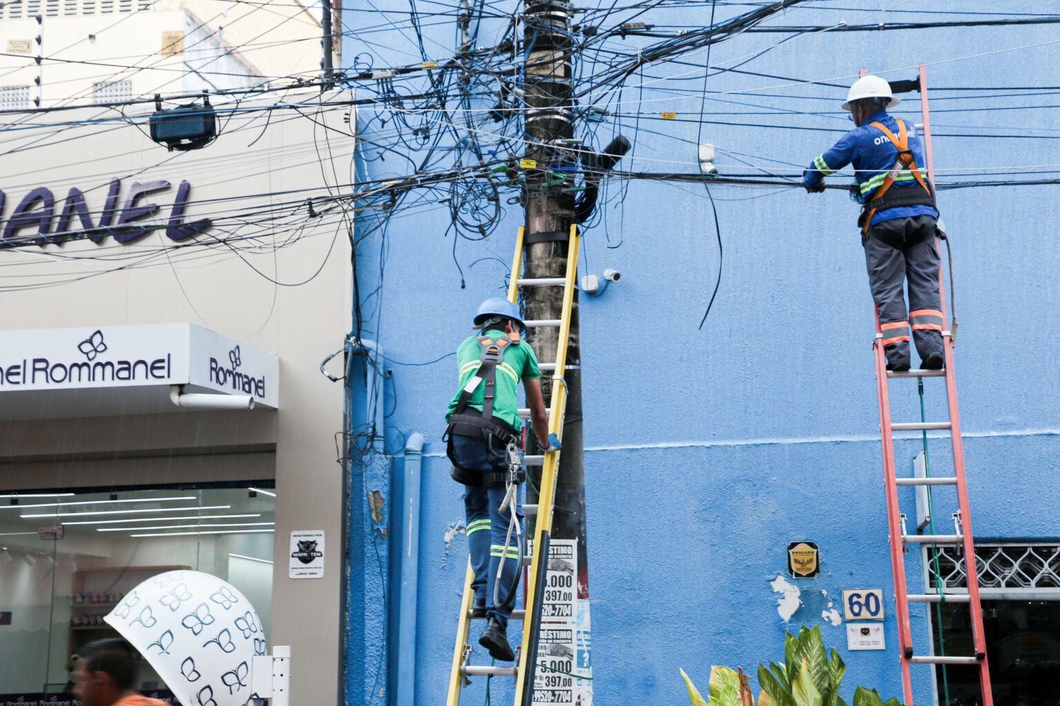 Prefeitura avança na limpeza visual na rua Doutor Moreira