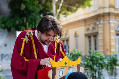 Teatro lambe-lambe leva magia em miniatura ao ‘#SouManaus Passo a Paço 2025’