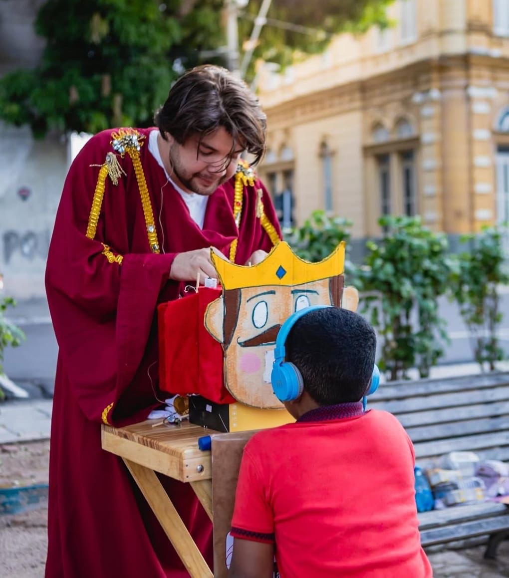 Teatro lambe-lambe leva magia em miniatura ao ‘#SouManaus Passo a Paço 2025’