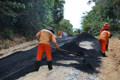 Prefeitura de Manaus realiza pavimentação em ladeiras do ramal Rio Branquinho