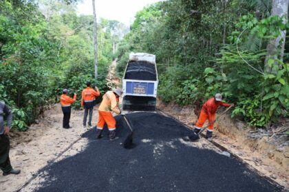 Prefeitura de Manaus realiza pavimentação em vicinal do ramal Rio Branquinho