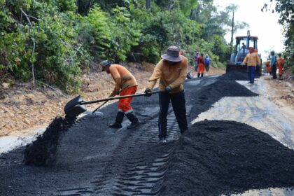 Prefeitura de Manaus avança com pavimentação no ramal Rio Branquinho, na zona rural