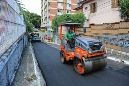 Prefeitura de Manaus intensifica recapeamento de vias no centro histórico durante Mutirão
