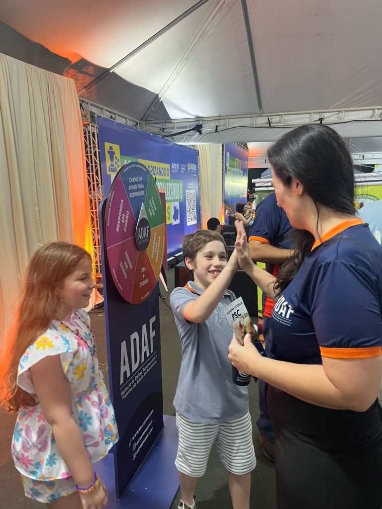 Adaf leva ações de educação sanitária a centenas de pessoas durante a Feira de Agronegócios da Nilton Lins