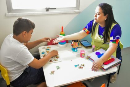 Um lugar ‘extraordinário’, diz mãe das duas primeiras crianças atendidas no Caic TEA