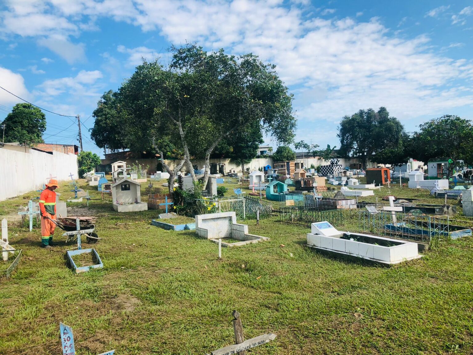 Prefeitura mobiliza 500 servidores e oferece programação religiosa e cultural nos campos santos da capital neste domingo