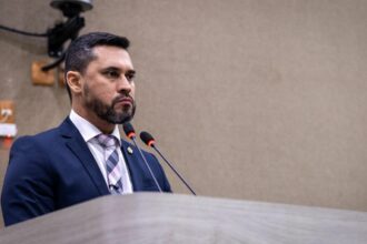 Paulo Tyrone questiona cobrança de camarotes em espaço público durante o #SouManaus
