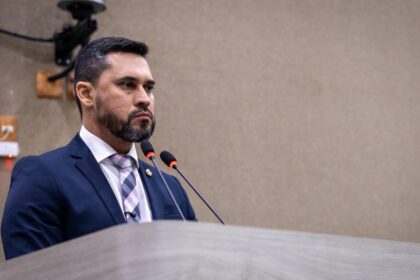 Paulo Tyrone questiona cobrança de camarotes em espaço público durante o #SouManaus
