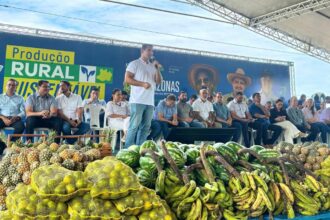 Saimon Bessa participa de entrega de implementos agrícolas para fortalecer produção rural no Amazonas