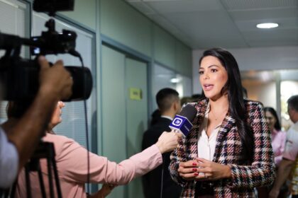Deputada Mayra Dias cobra funcionamento 24 horas de delegacias da mulher e propõe ampliar estrutura no Estado