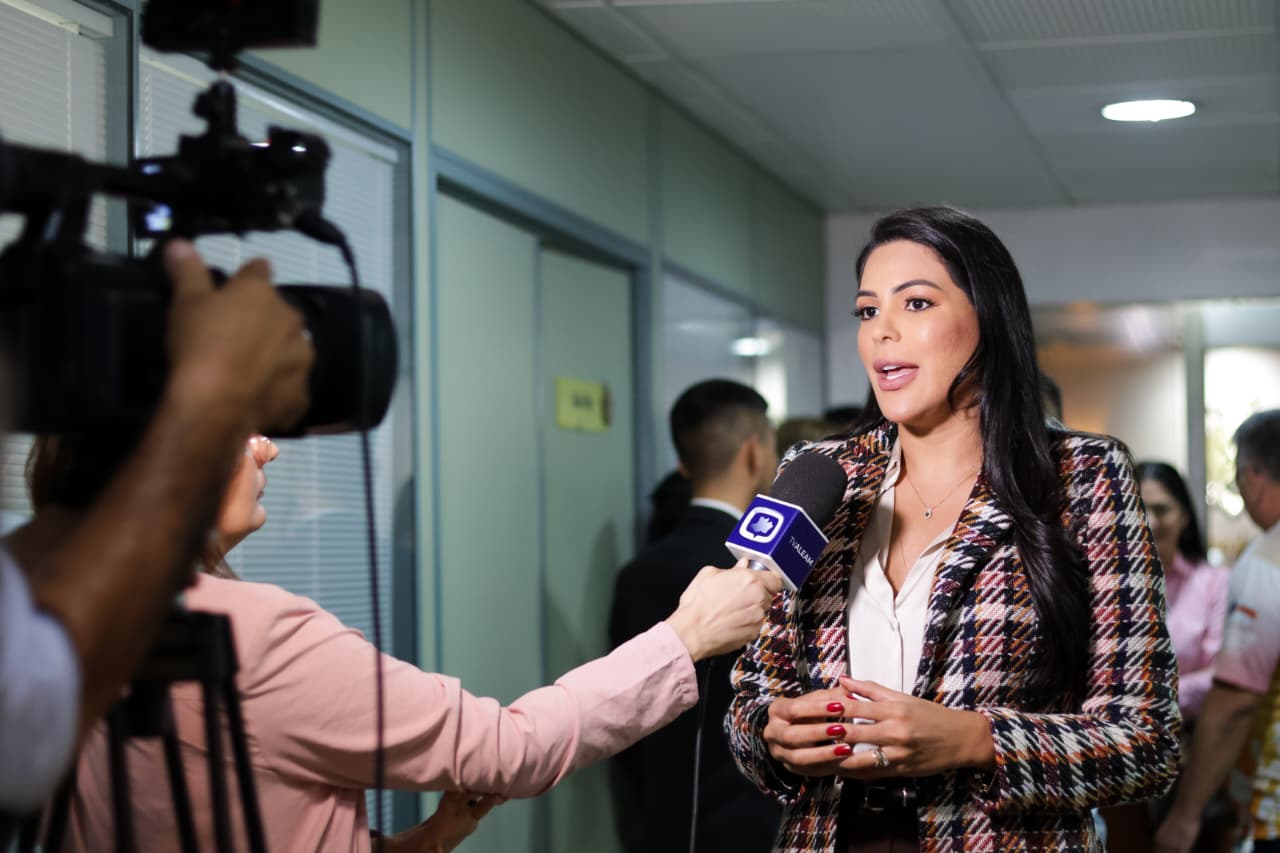Deputada Mayra Dias cobra funcionamento 24 horas de delegacias da mulher e propõe ampliar estrutura no Estado