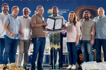 Deputado Carlinhos Bessa celebra a implementos agrícolas para fortalecer agricultura no Amazonas
