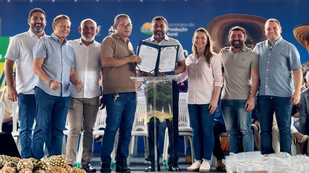 Deputado Carlinhos Bessa celebra a implementos agrícolas para fortalecer agricultura no Amazonas