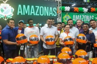 Motociclista Legal: Detran-AM contempla 100 mototaxistas de Rio Preto da Eva com kits de segurança